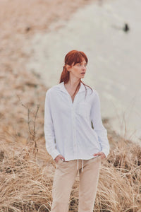 Close-up of a model in the Emmit Button-Down Slub in natural white