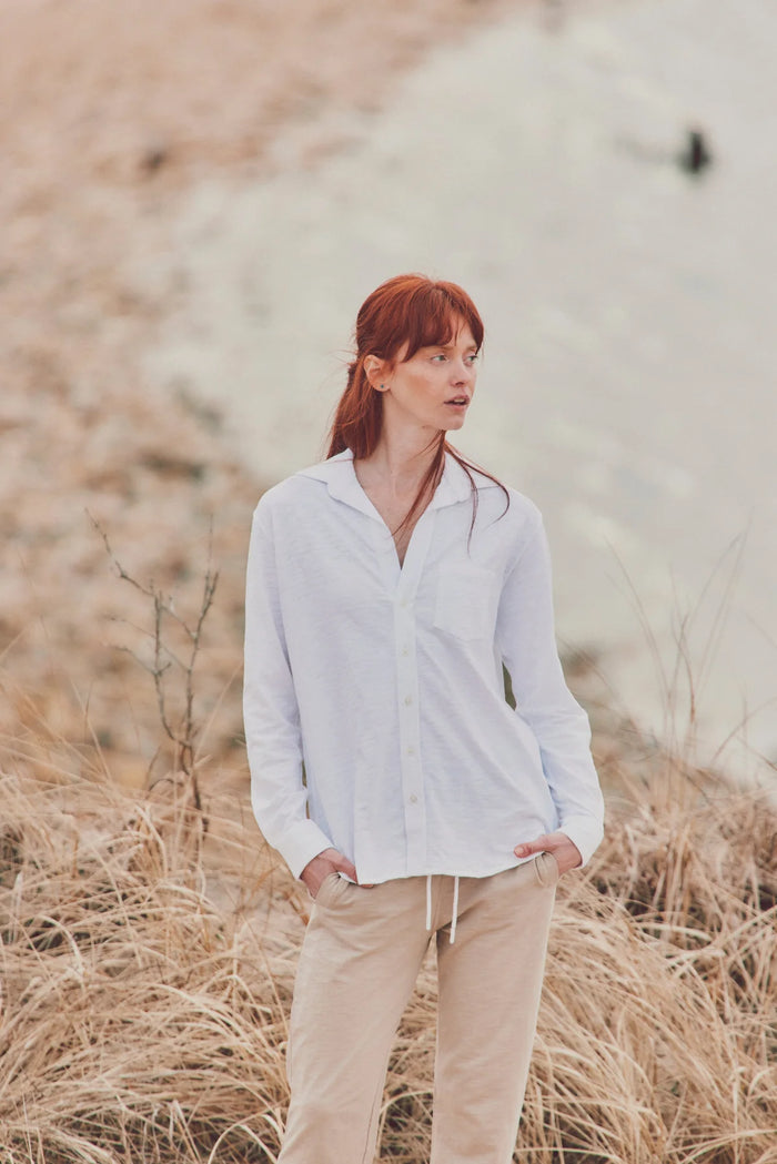 Close-up of a model in the Emmit Button-Down Slub in natural white