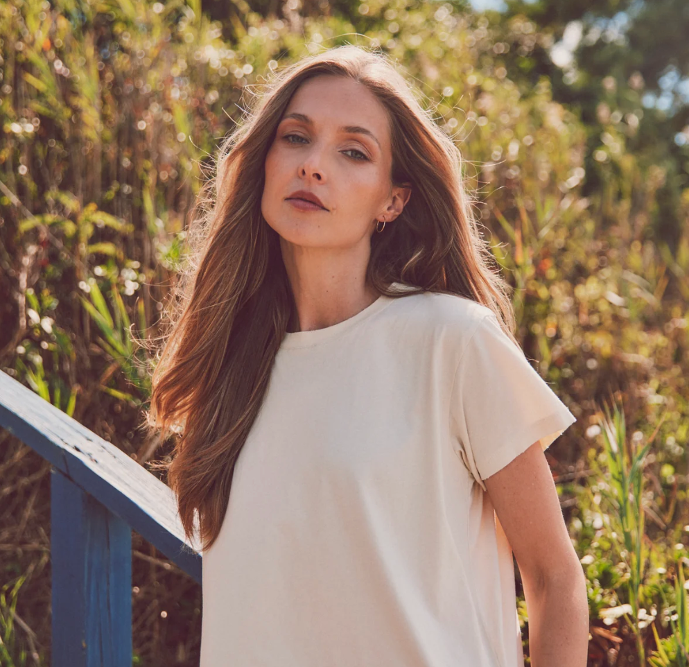 a model in sand chloe distressed tee